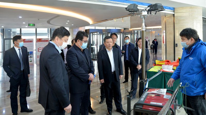 濰坊市領(lǐng)導(dǎo)蒞臨華全集團(tuán)展位，詳細(xì)詢問(wèn)公司發(fā)展情況、產(chǎn)品情況等